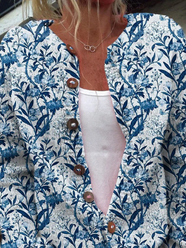 Strickjacke mit elegantem blau-weißem Blumenmuster und Knopfleiste