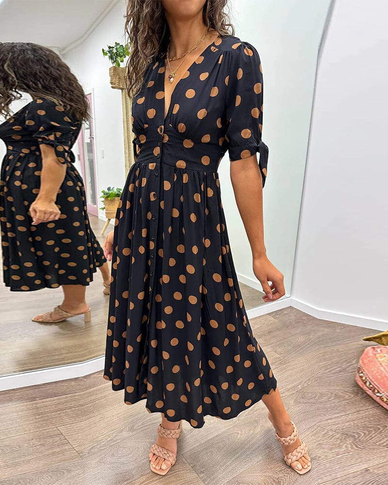 GISELLE I GEPUNKTETEM MIDIKLEID