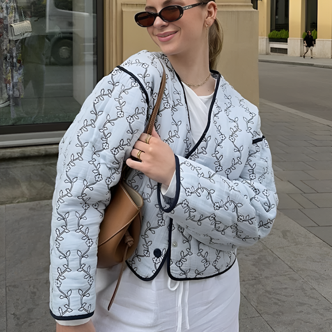 Emma's | Blaue Floral Steppjacke mit V-Ausschnitt