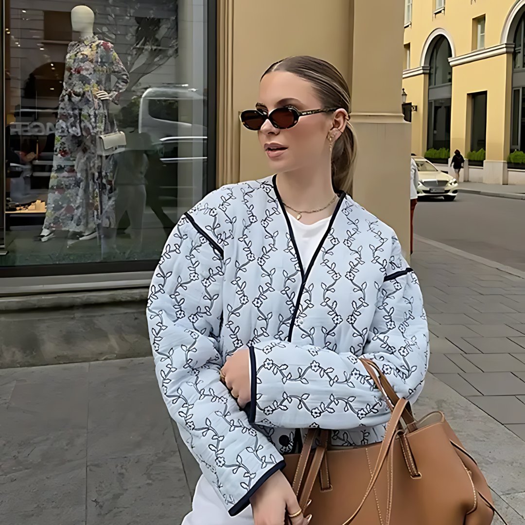 Emma's | Blaue Floral Steppjacke mit V-Ausschnitt
