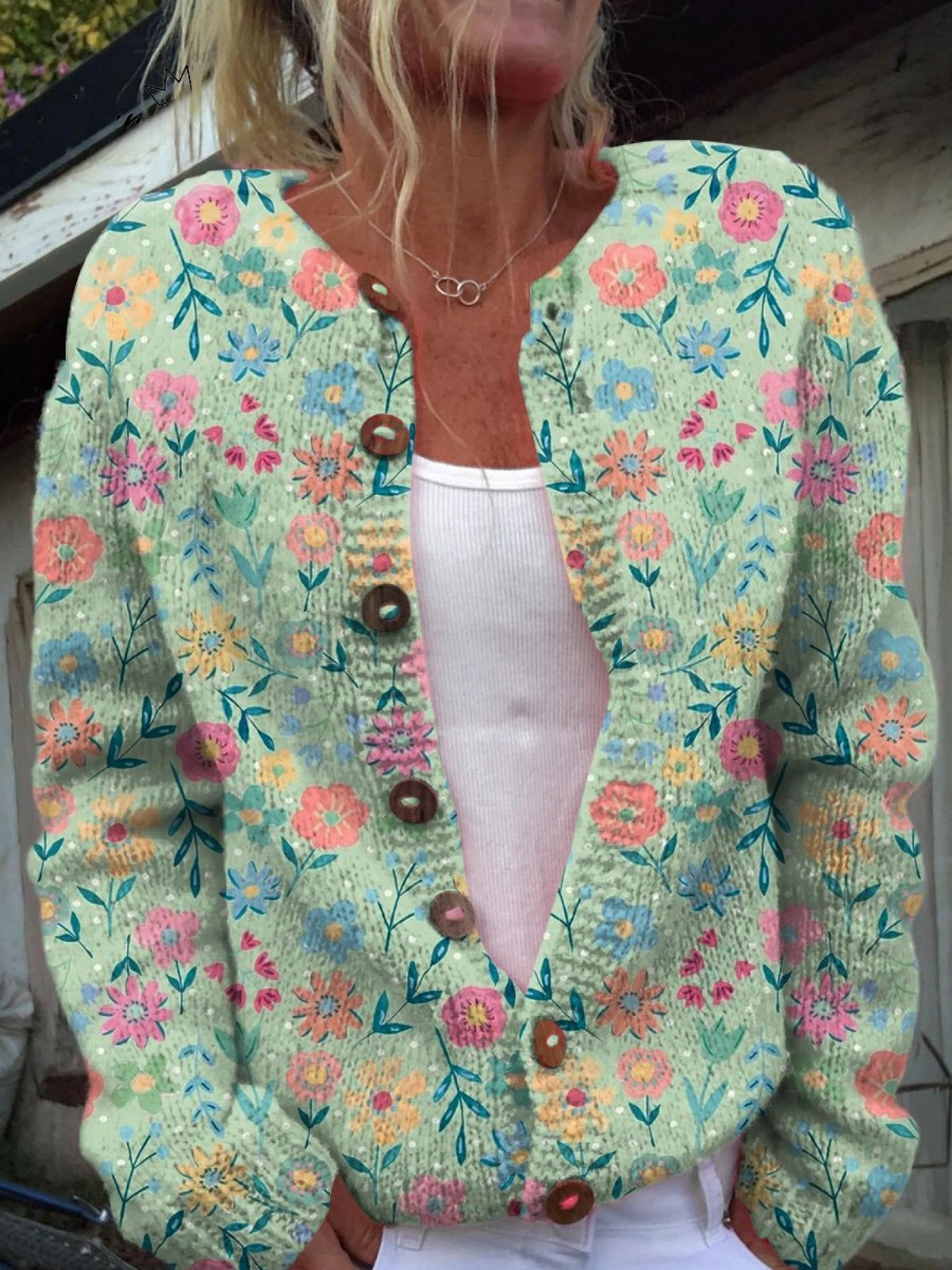 Strickjacke mit Sommerwiesen-Blumenmuster und Knopfleiste
