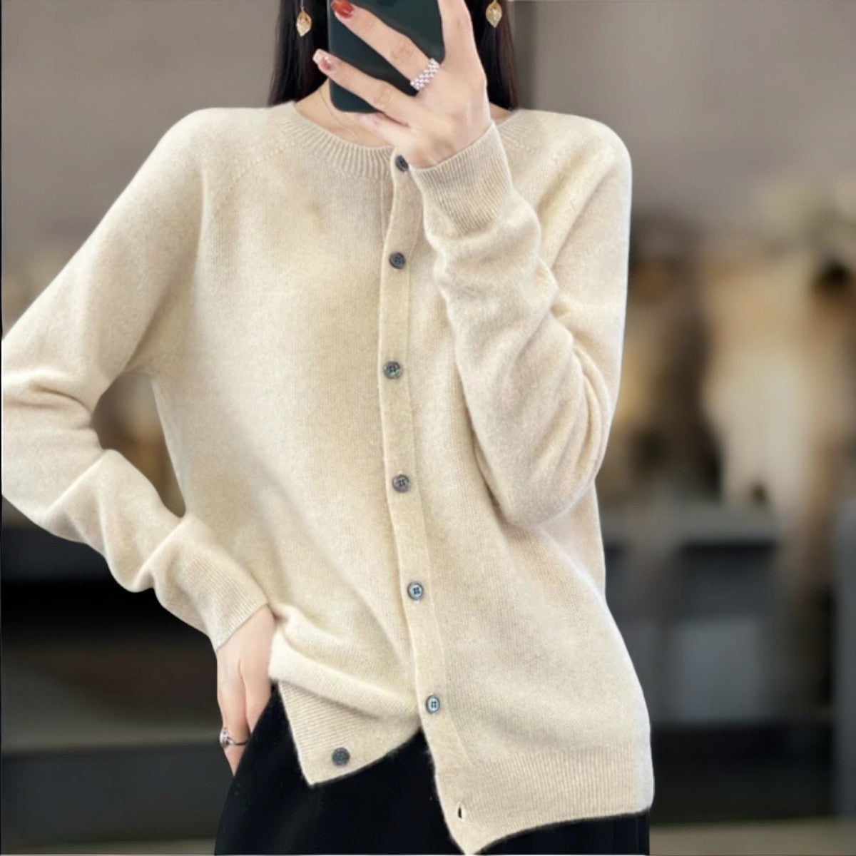 Sofia – Warmer, handgefertigter Wollcardigan