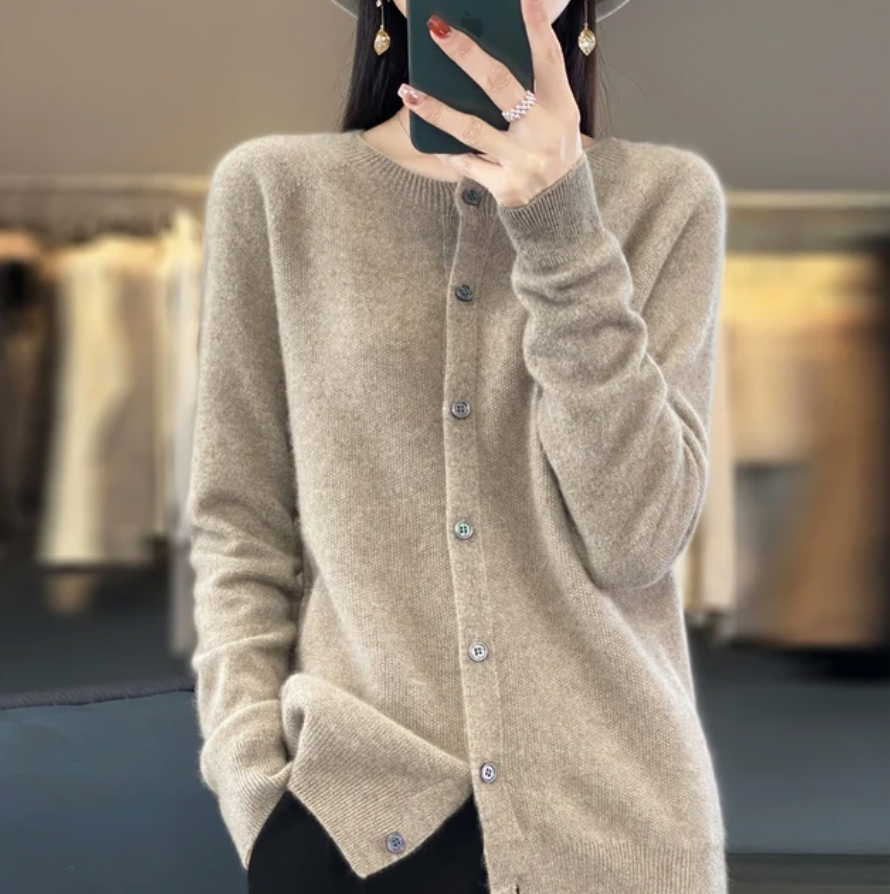 Sofia – Warmer, handgefertigter Wollcardigan