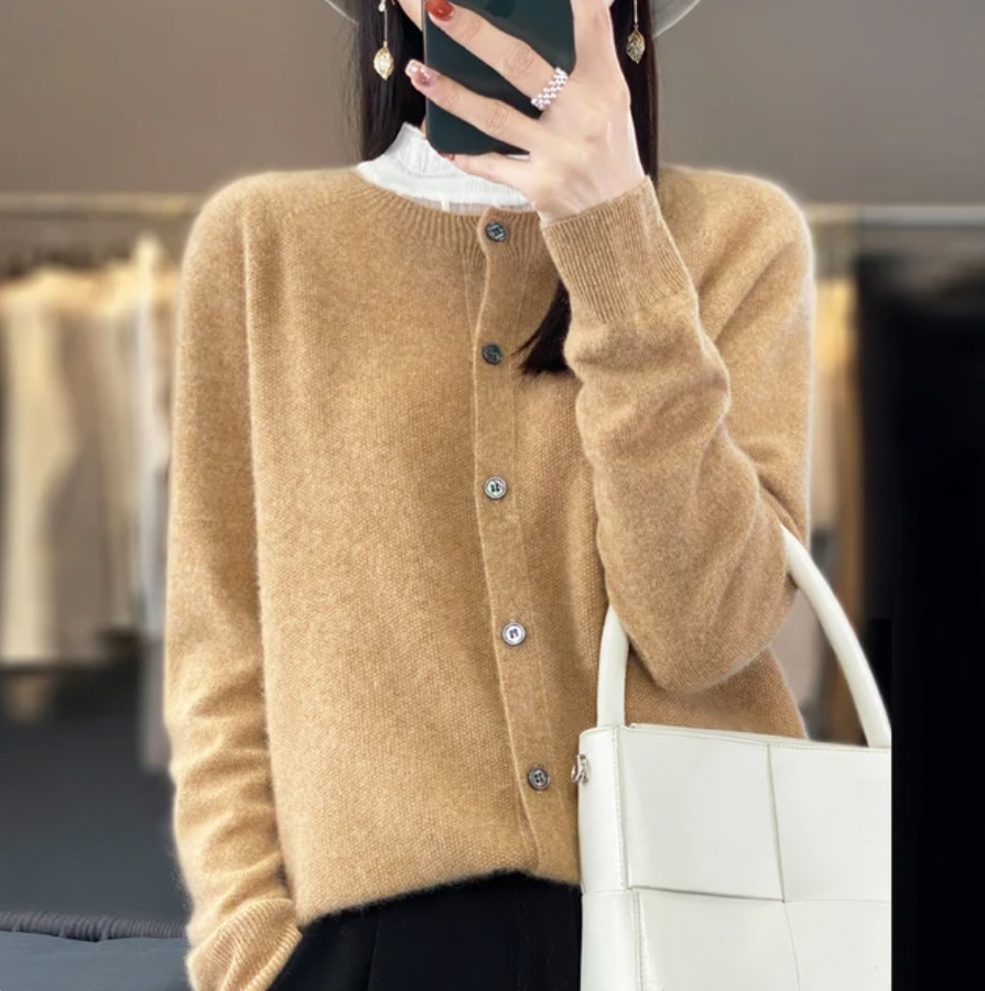 Sofia – Warmer, handgefertigter Wollcardigan