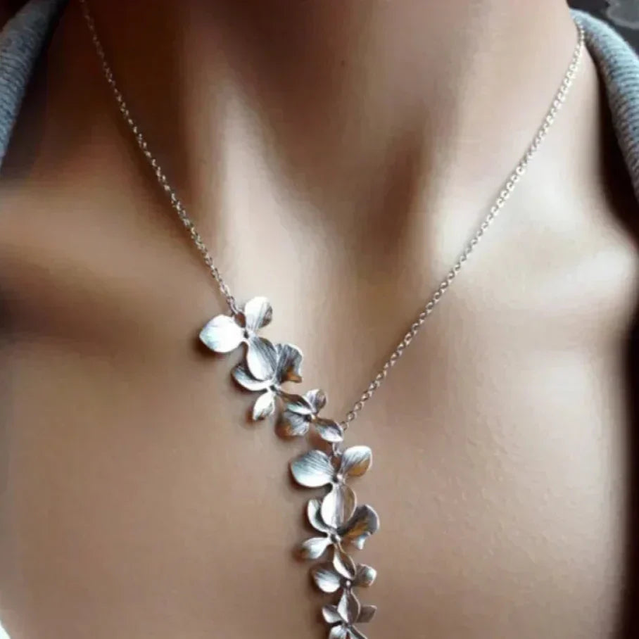 Daciana | Silberne Halskette mit Blumenmotiv