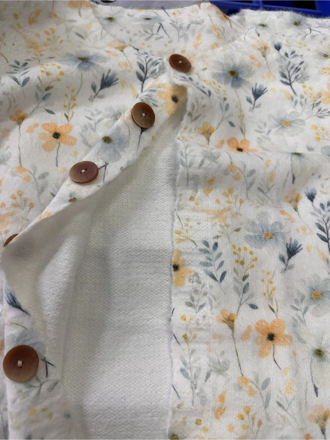 Cardigan-Pullover mit Knopfleiste und Blumenmuster "Lovely Meadows"
