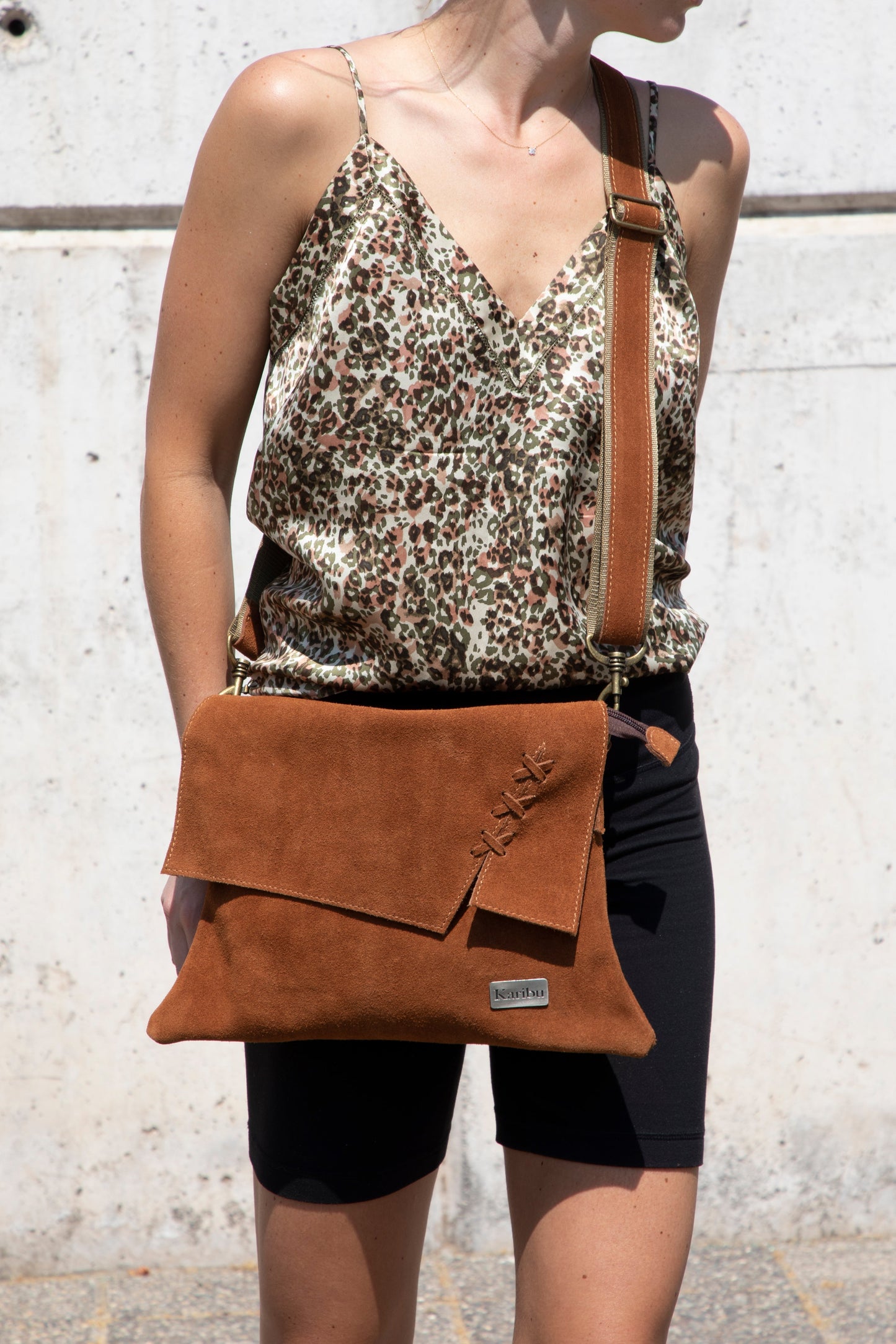 Karamellbraune geflochtene Geldbörse