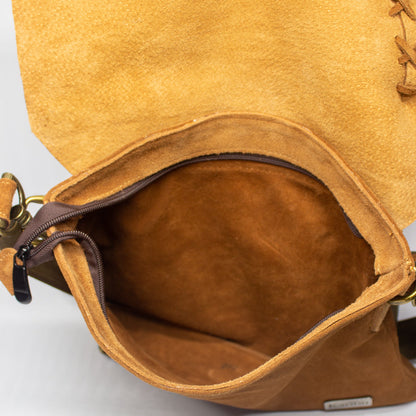 Karamellbraune geflochtene Geldbörse