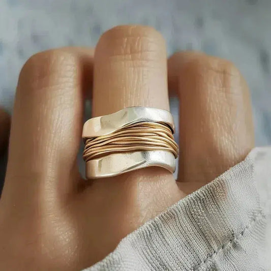 Silberner Ring mit Goldfäden