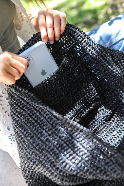 Schwarze Raffia-Geldbörse