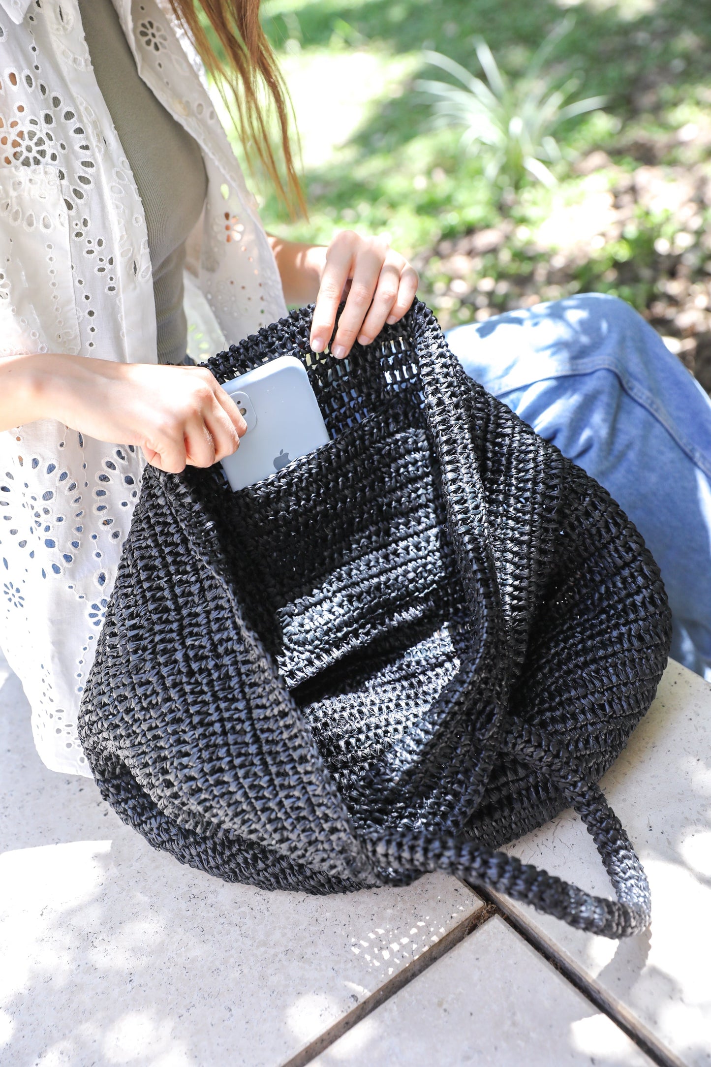 Schwarze Raffia-Geldbörse