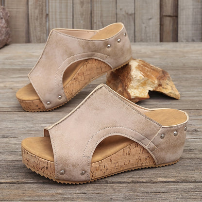 Orthopädische Sandalen mit Keilabsatz