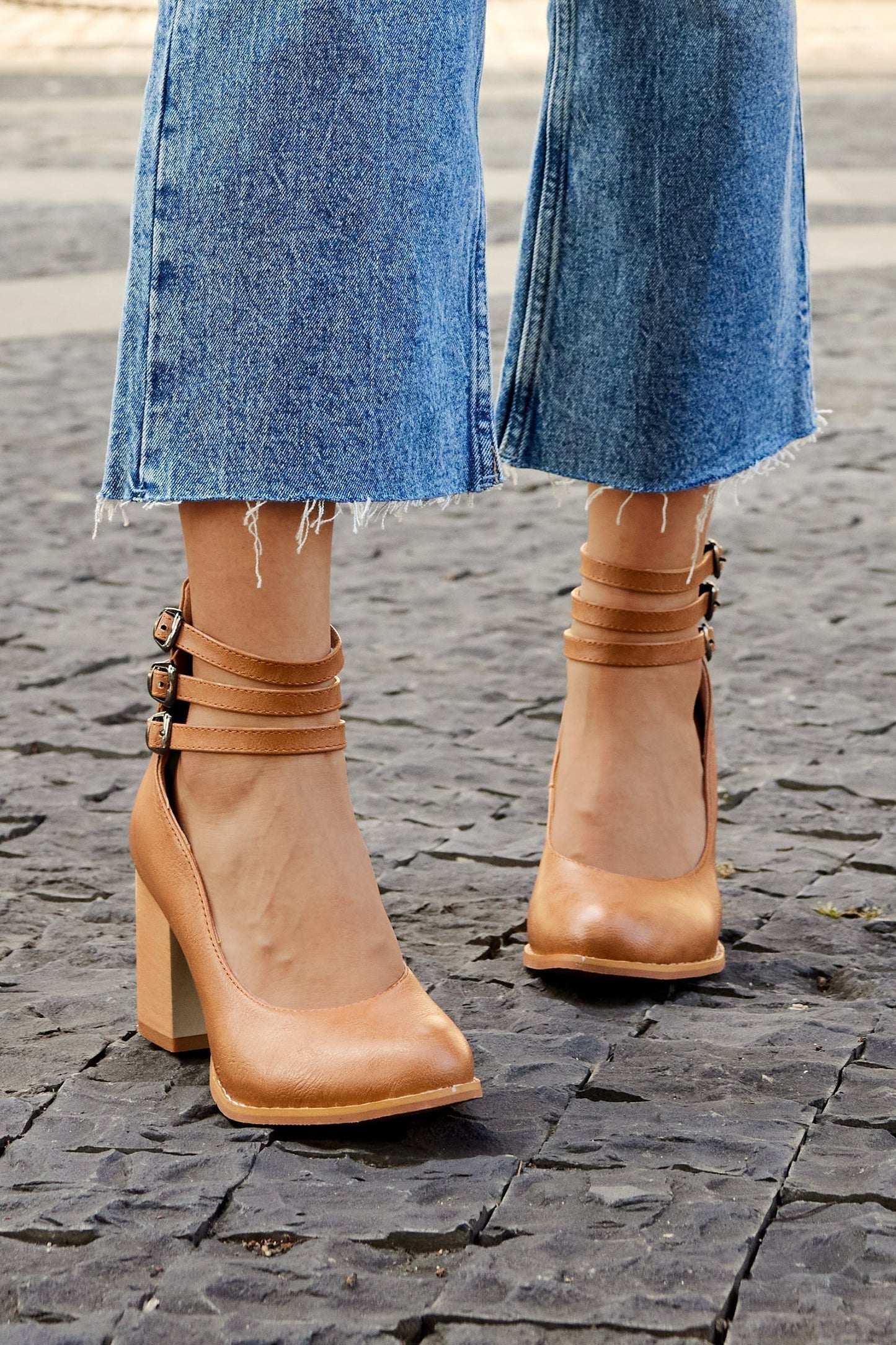 Caa™ | Glatte Sandalen mit Knöchelriemen und dickem Absatz