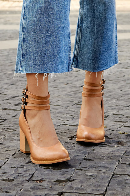 Caa™ | Glatte Sandalen mit Knöchelriemen und dickem Absatz