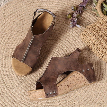 Orthopädische Sandalen mit Keilabsatz