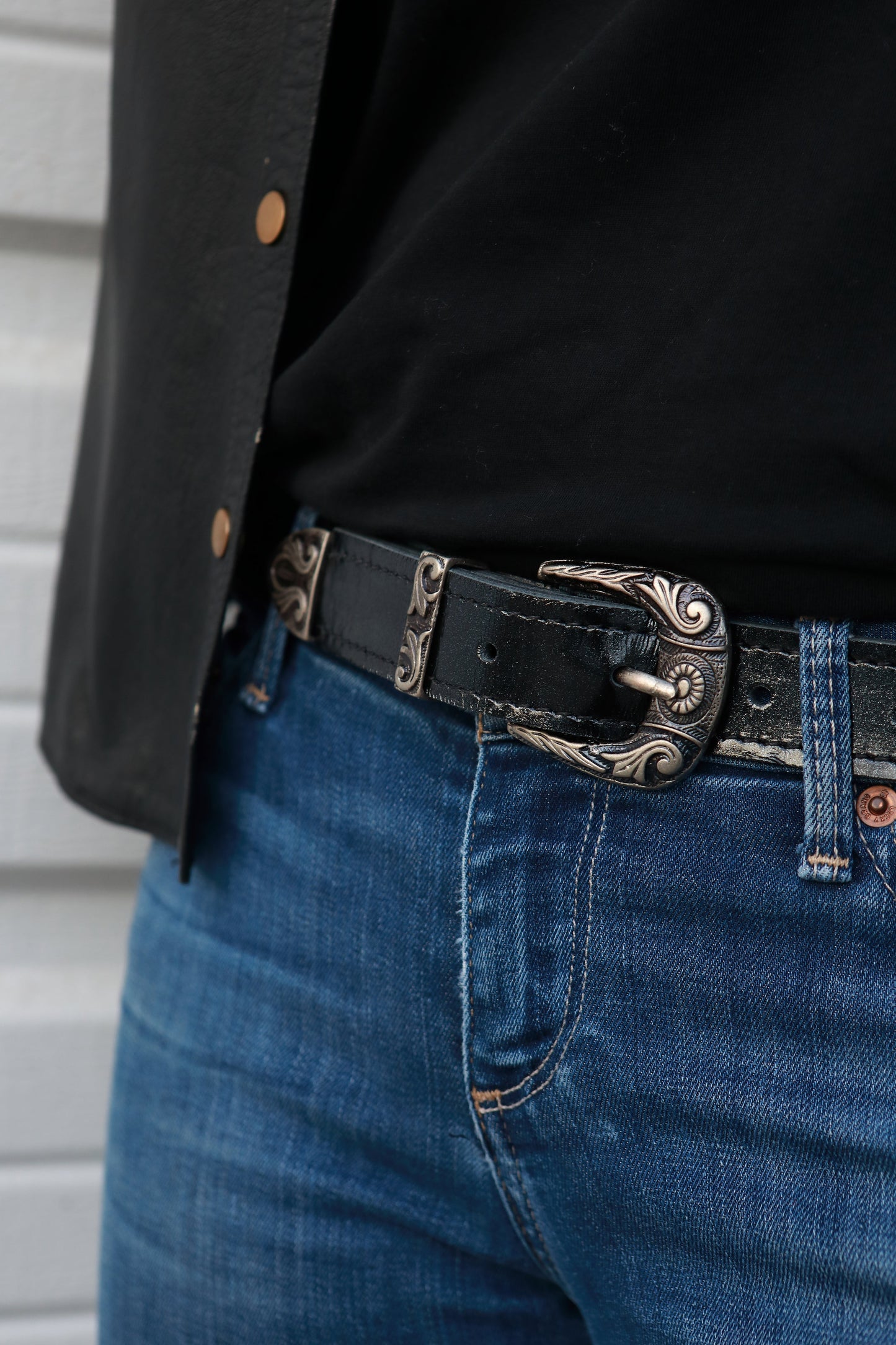 Glänzender schwarzer Lackledergürtel