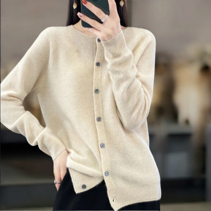 Sofia – Warmer, handgefertigter Wollcardigan