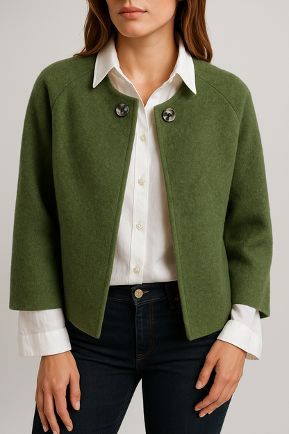 Luna - Stilvolle kurze Pelzjacke mit eleganten Knopfdetails