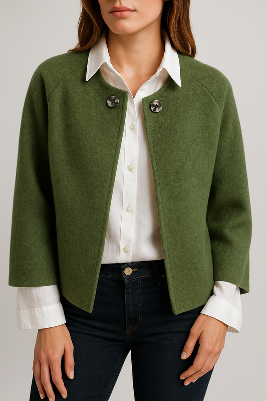 Luna - Stilvolle kurze Pelzjacke mit eleganten Knopfdetails