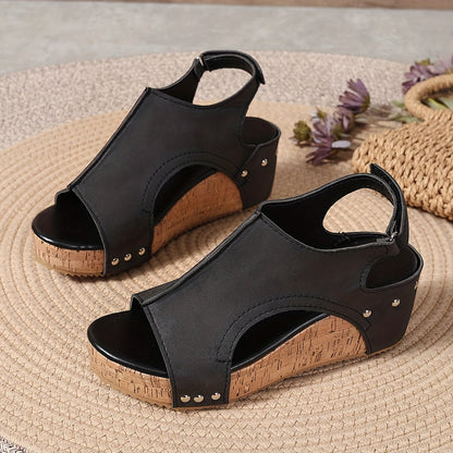 Orthopädische Sandalen mit Keilabsatz