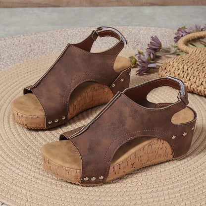 Orthopädische Sandalen mit Keilabsatz