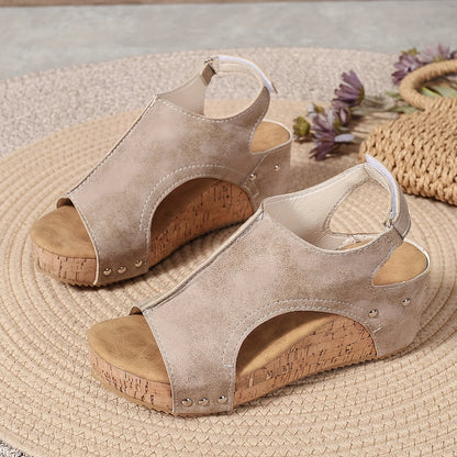 Orthopädische Sandalen mit Keilabsatz