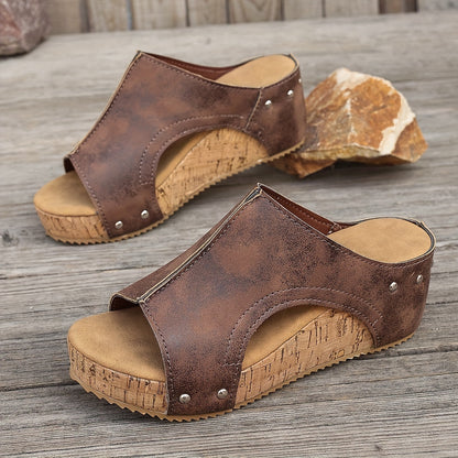 Orthopädische Sandalen mit Keilabsatz