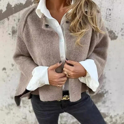 Luna - Stilvolle kurze Pelzjacke mit eleganten Knopfdetails